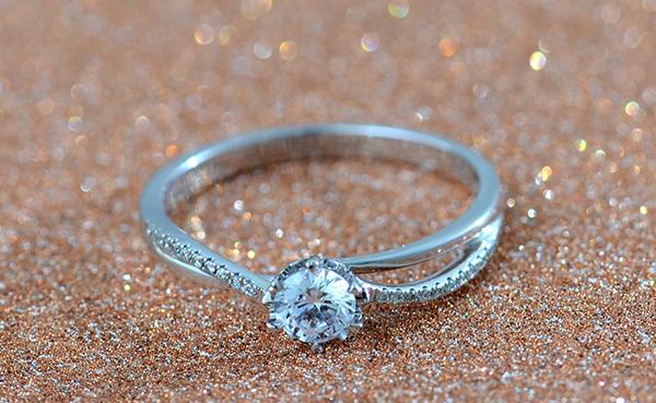 小巷深處的珠寶秘境之旅，探尋結(jié)婚鉆戒的價格