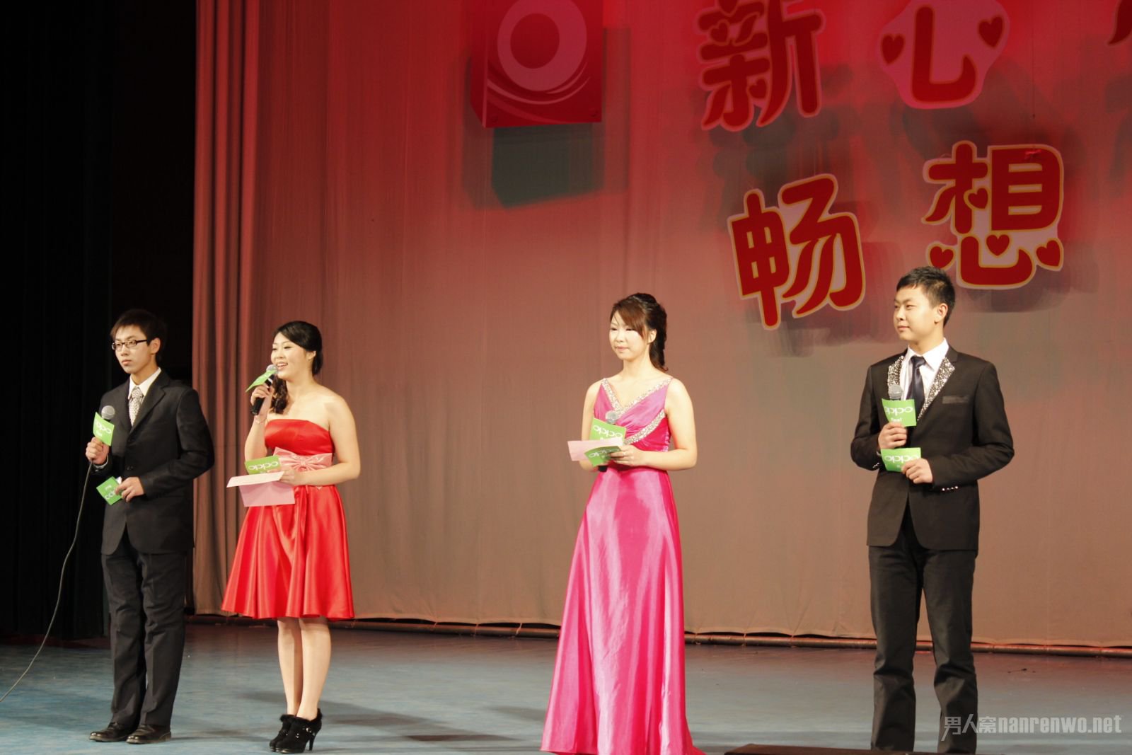 引領(lǐng)時代風(fēng)尚的舞臺之韻，最新主持詞精選集