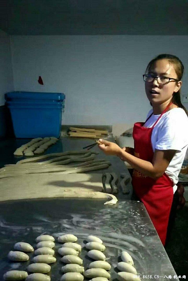 革新烘焙工藝，引領(lǐng)行業(yè)新潮流，最新烤面筋機(jī)亮相！
