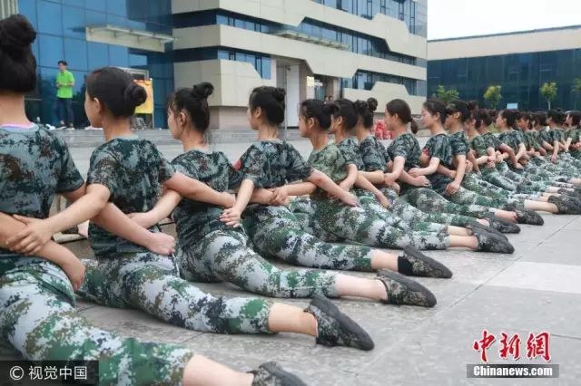 獨(dú)家揭秘，探索小巷深處的軍訓(xùn)新風(fēng)尚——2025軍訓(xùn)最新視頻亮相！