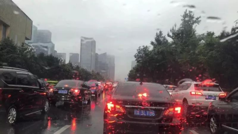 成都暴雨下的驚喜探索，小巷特色小店